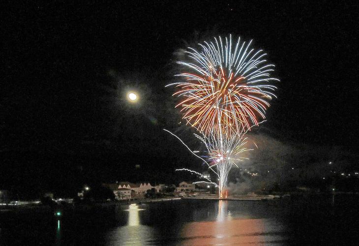 A la fi hi va haver focs artificials a Maó, en aquest cas per celebrar la proximitat del Nadal