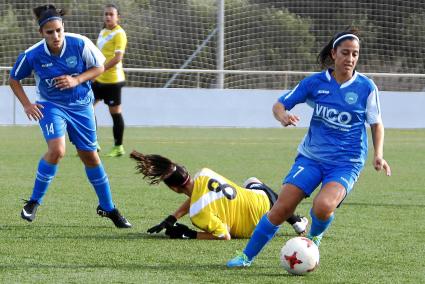 África conduce el balón tras dejar sentada a Laia con Estefa en un segundo plano.