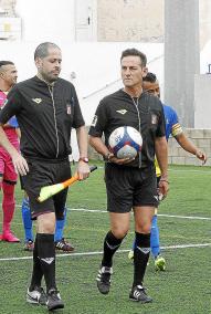 Kiko Peláez, con un balón, a la derecha de imagen