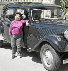 María Antonia Mas, con su imponente vehículo.