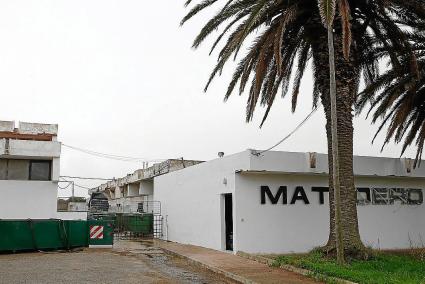 El matadero presenta deficiencias graves y es deficitario a causa del coste de eliminar los residuos en Milà