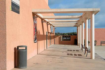 La sala de cines Canal Salat está situado frente a la sala multifuncional del municipio