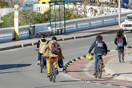 CIUTADELLA . CARRIL BICI . Tres menores en bicicleta, sin casco, ayer circulando por Ciutadella .