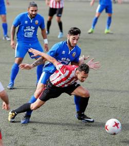 Luis recibe una falta en un partido; el jugador es el mejor realizador del Mercadal