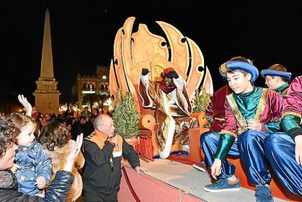 Van ser molts els fillets i filletes els que van rebre al patge reial a Ciutadella. Va saludar des de la carrossa, tot recordant