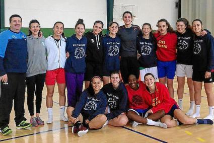 La internacional Alba Torrens visitó a la selección cadete femenina