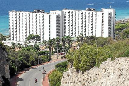 MENORCA - HOTELES - Imagen del complejo hotelero Milanos Pinguinos en Son Bou .