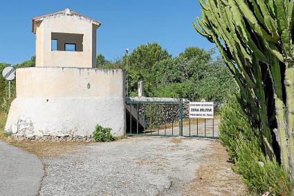 Entrada al recinto de Son Olivaret, que la galería Hayser & Wirth compra al Ministerio de Defensa.