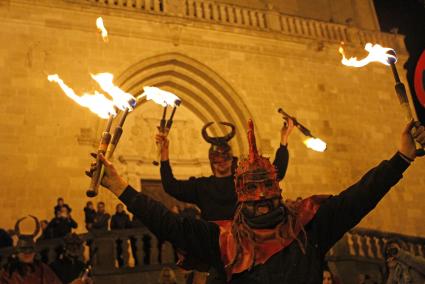 Los Myotragus Dimonis de Ferreries se encargaron de poner el broche a los actos de la jornada con un pasacalles al ritmo de batu