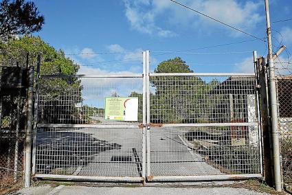 Entrada a la antigua base militar, en desuso desde 1993. ies s'encula base americana abandono