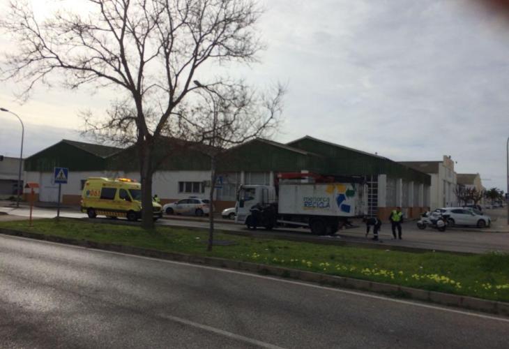 Accidente este jueves entre una motocicleta y un camión en el polígono de Maó