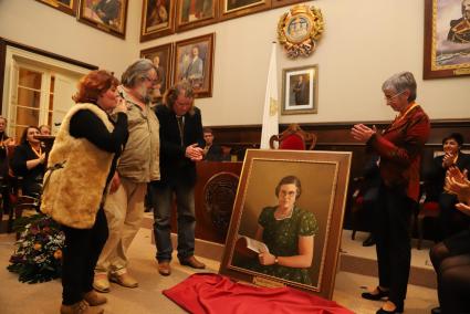 Els neboders, Antonio i Gabriel Sintes, van descobrir el retrat que penjarà a la sala de fills il·lustres