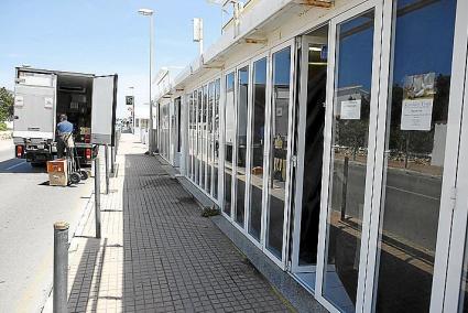 CIUTADELLA - PREPARATIVOS PARA LA TEMPORADA TURISTICA EN LOS COMERCIOS DE CALA EN BLANES .