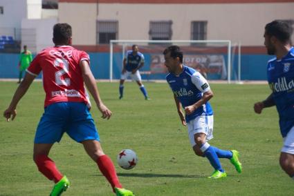 El menorquín, en el centro de la imagen, esta temporada en el Melilla