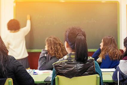 Un estudiante expone en la pizarra durante una clase en un centro escolar