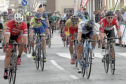 Albert Torres (3º por la derecha) entró en quinta posición en el esprint por la victoria