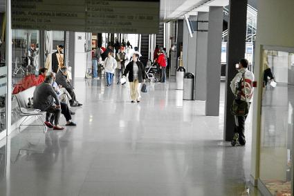 Pacientes y visitantes en una de las salas de la planta baja del Hospital Mateu Orfila.