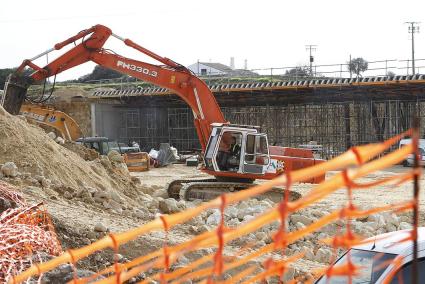 Imagen de las obras, actualmente en marcha, del enlace a doble nivel a la entrada de Alaior