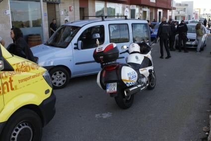 Los agentes de la Policía Nacional proceden a la detención del presunto responsable de la agresión