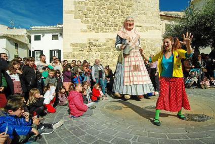 Els més petits van xalar amb el personatge i amb l’espectacle d’animació de la plaça Bastió