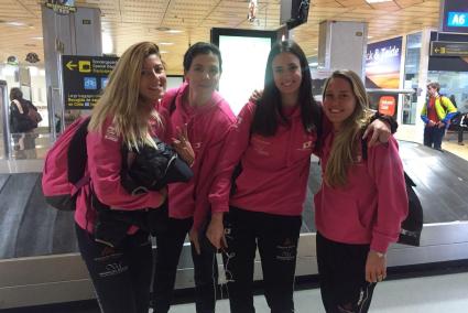 Jofre (der.), este viernes en el aeropuerto de Tenerife, junto a Bea, Noelia y Barrasa