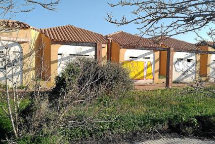 Entre las distintas problemáticas que detectan en Cala en Blanes sobresalen las pintadas y los daños en instalaciones telefónica