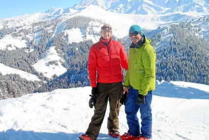 Eila y Xavi disfrutan del esquí de montaña, con el mítico Mont Blanc detrás.