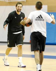 Llull, en una imagen reciente, con su preparador ante él