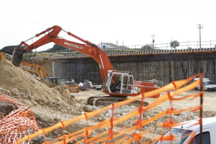 La nueva rotonda de Alaior, las únicas obras que se han retomado en la carretera en el tramo con Maó