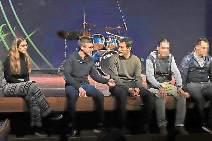 Miembros de Debat a bat y el terapeuta Enric Mas acompañaron a los dos internos del Centro Penitenciario en sus testimonios.