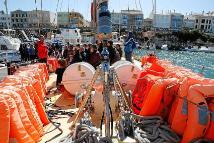 El vaixell, al port de Ciutadella