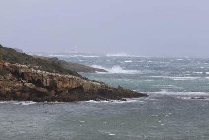 Menorca está en alerta naranja por temporal marítimo, como lo prueba esta imagen de Es Grau