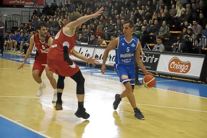 Pitu Jiménez, el domingo, bota el balón y valora las opciones ante la defensa de Xavi Assalit y Marc Palau, jugadores del Roser