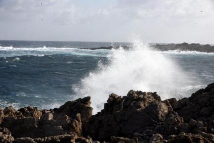 En Menorca la Aemet pronostica fuertes vientos del norte y noroeste que a partir de las 19 horas de este sábado generarán olas d