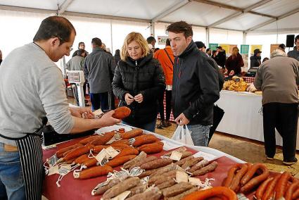 A la plaça d’Espanya de Ferreries s’hi pot trobar des de sobrassades a carn-i-xulla, passant per botifarrons o una cada vegada m