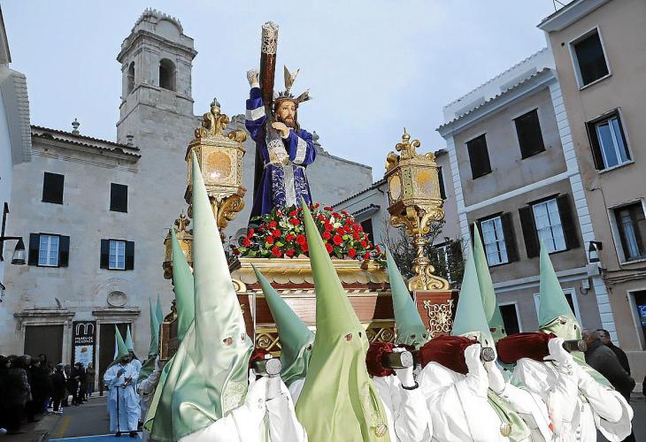 A Maó, el fred va fer que la processó de Via Crucis no fos gaire lluïda