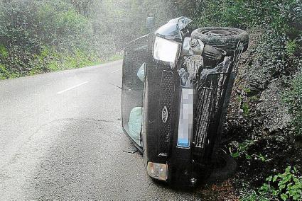 Así quedó el vehículo volcado en el Camí den Kane