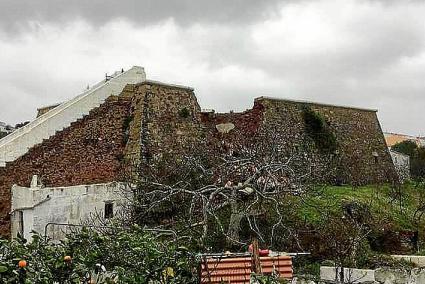 La lluvia derribó hace una semana la pared perimetral del histórico aljibe