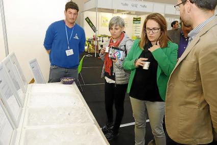 La presidenta del Consell, Susana Mora, visitando uno de los estands durante la jornada inaugural