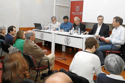 Conxa Juanola, Marc Pons y Susana Mora siguieron el debate sobre el PTI celebrado en el Ateneu