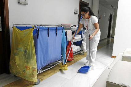 Algunos trabajadores ya han empezado la temporada para preparar los hoteles.