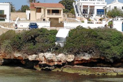 La furgoneta rodó por el pequeño acantilado y quedó suspendida en la pendiente, cerca del agua.