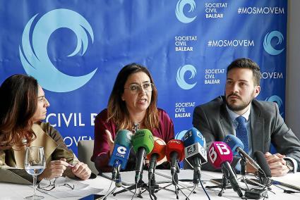 Los críticos acusan a Joan Pons de organizar la marcha de Mos Movem y trabajar para Societat Civil Balear. En la imagen, junto a