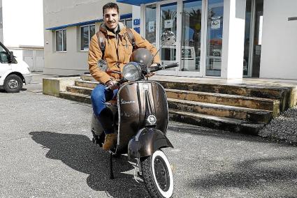 Javier Torres junto a su Vespa recién rehabilitada con piezas de fábrica y sin poderla utilizar