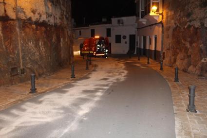 Una dotación del parque de bomberos ha tenidor que personarse para extender arena en el lugar donde se desparramaba el aceite qu