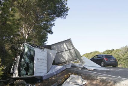 El vehículo quedó destrozado en su parte delantera.