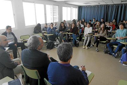 El conseller de Educación, Martí March, y su equipo conversan con los delegados de alumnos del instituto Cap de Llevant en Maó.