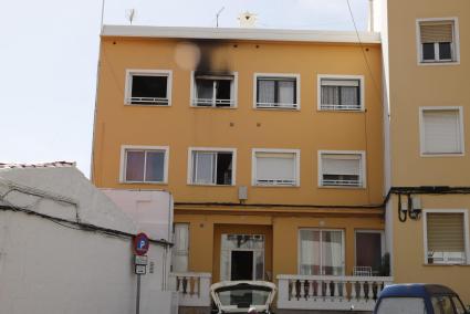 El fuego se originó en el segundo piso del número 61 de la calle Vassallo de Maó