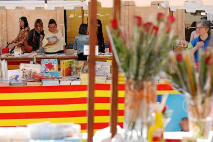 Els llibres són els autèntics protagonistes d’aquesta diada, que té en la rosa el complement perfecte