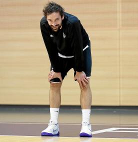 Llull, con sonrisa pícara, mira a la cámara durante el entrenamiento de este martes en Madrid